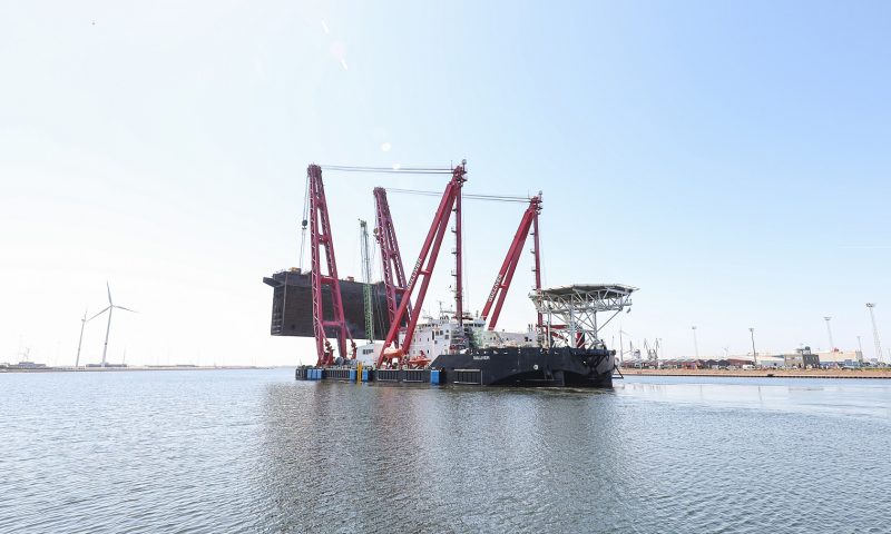 Jan De Nul Lifts 2,500 Tonne Lock Gate in Port of Zeebrugge