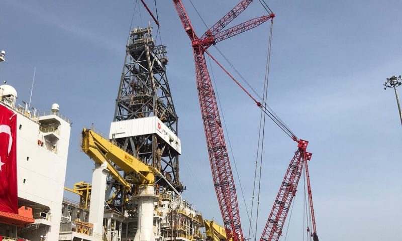 Mammoet PTC Dissembles 882t Drill Tower off the Ultradeep Water Drillship Fatih